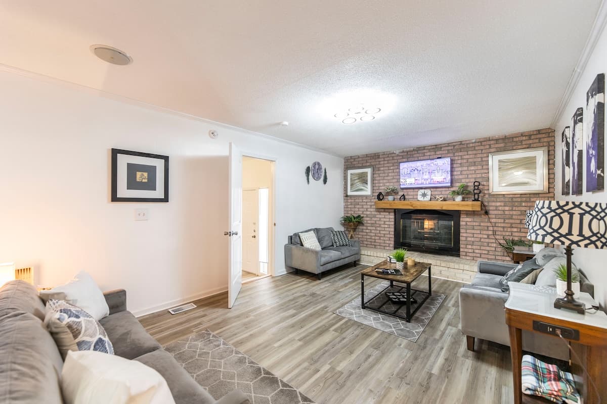 8-bedroom furnished rental in Fort Valley